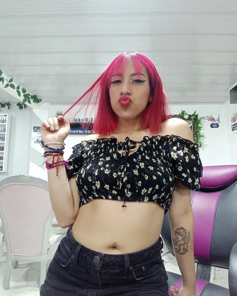 Carolina Mejía 💋 cover image