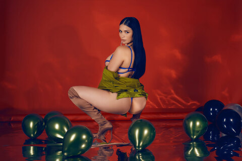 💎K𝑨𝑹𝑶𝑳𝑰𝑵𝑬 𝑽𝑰𝑷 💎 cover image
