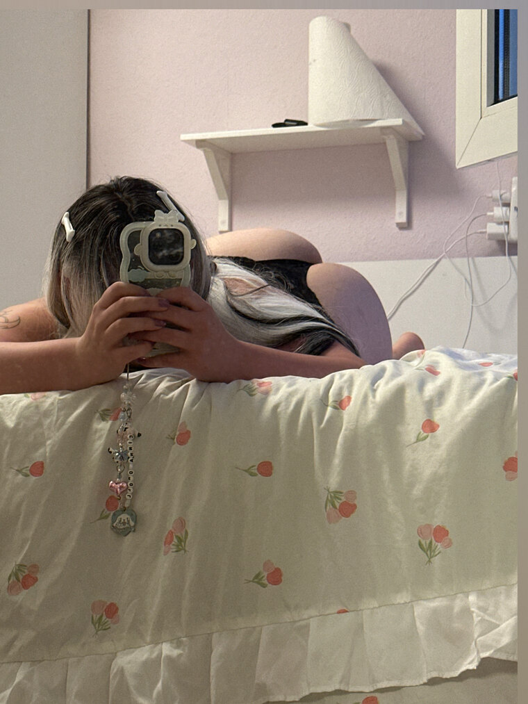 Kiwiimooncosplay cover image