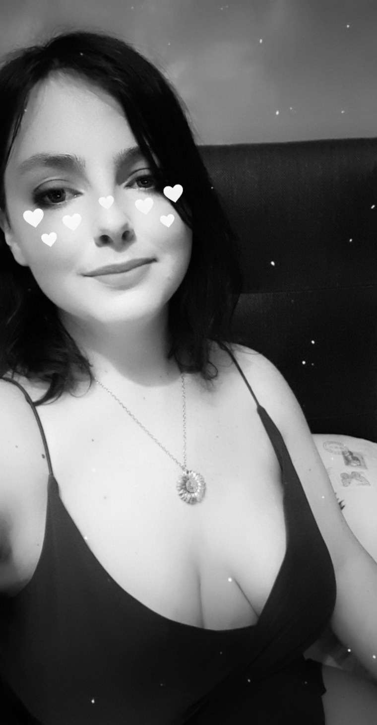 CurvyQueen21 cover image