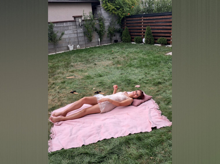 Laura Nicoleta banner image