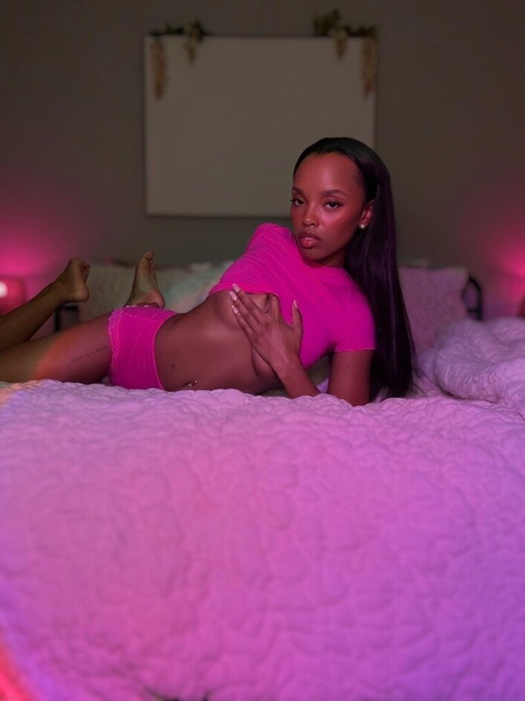 lala rae🩷 banner image