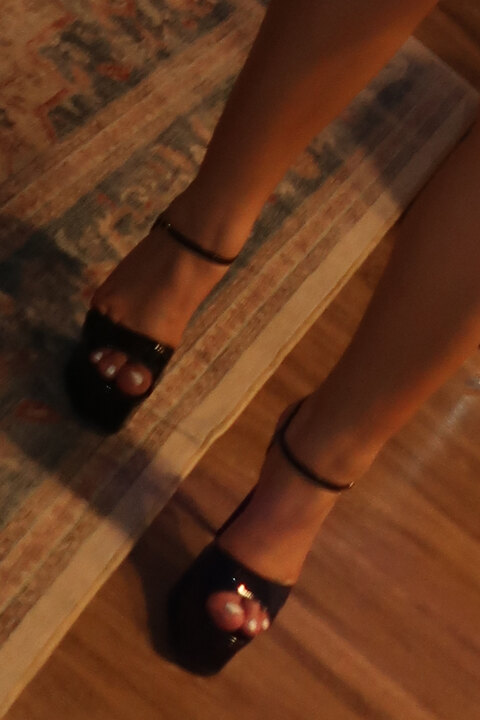 asian girl toes cover image