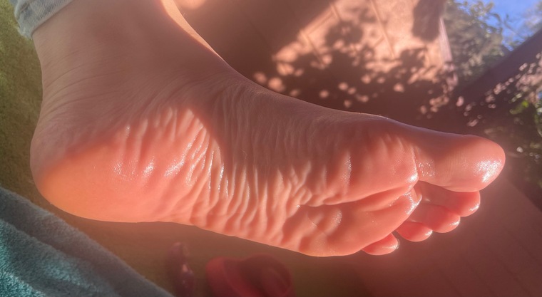 Latina Goddess 🦶🏼✨ banner image