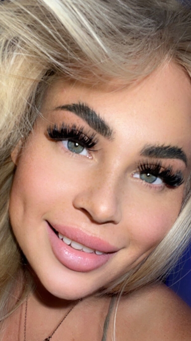 Danielle 💦 banner image