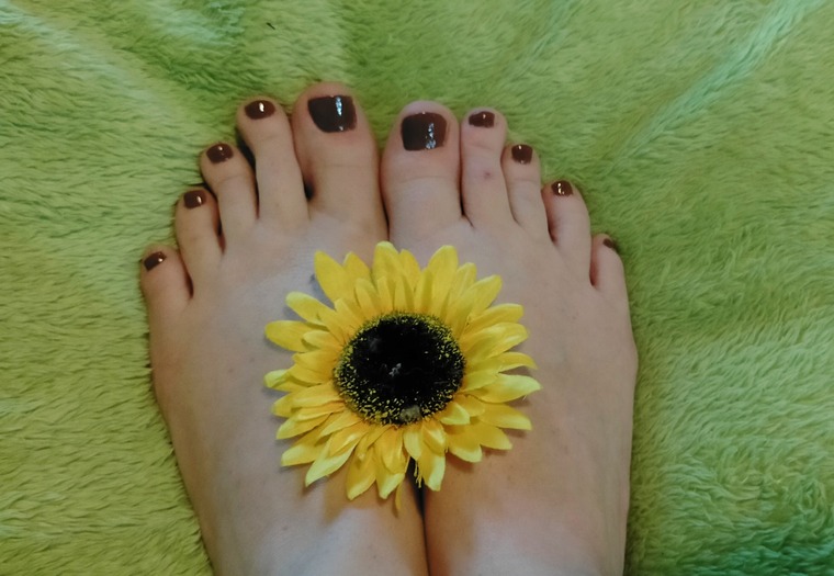 Leesh Feets banner image