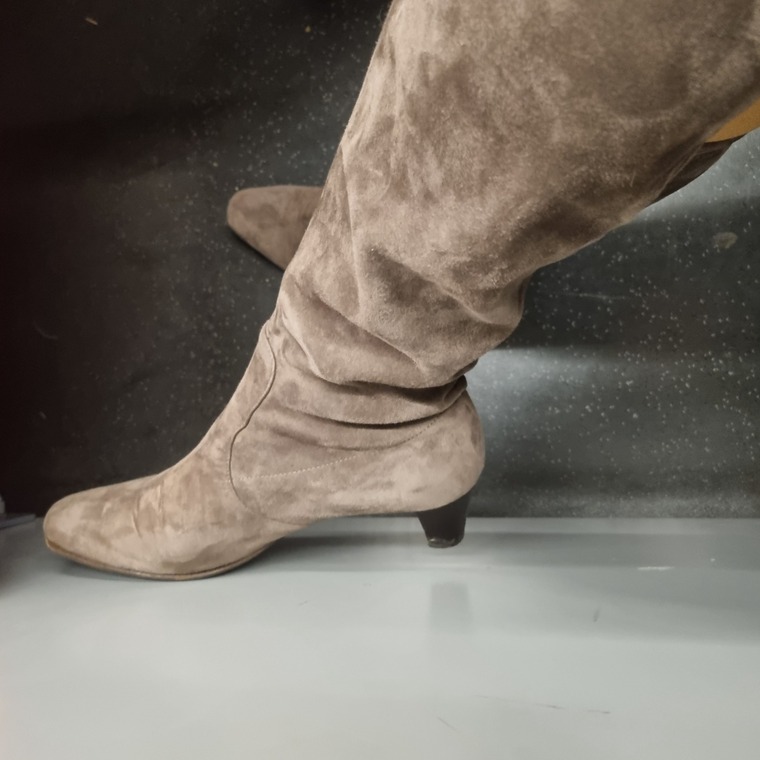 LiLi 4 Feet cover image