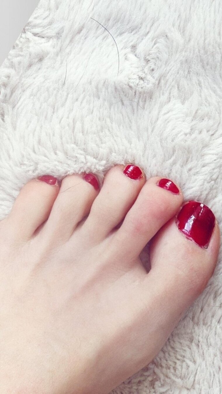 Tiny toes &amp; soft vibes cover image