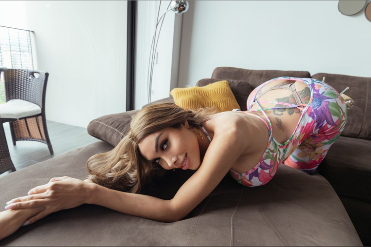 𝙏𝙎 𝙇𝙞𝙯𝙯𝙮 𝙇𝙖𝙮𝙣𝙚𝙯 cover image