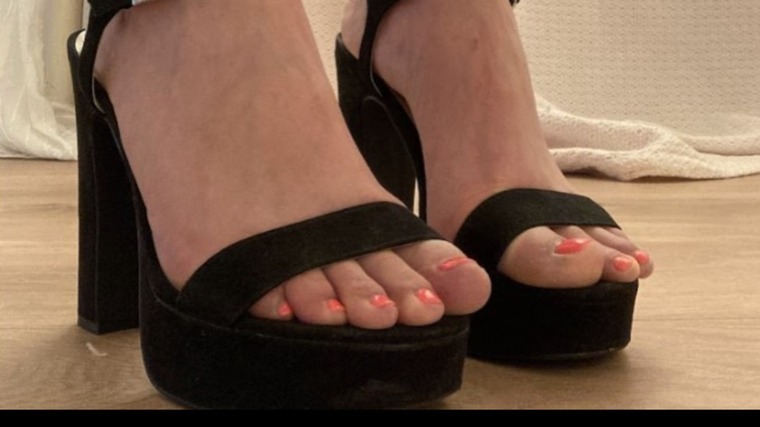 Lizzzy-feet cover image