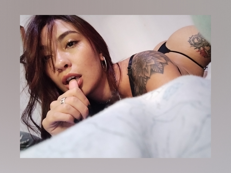 Lola🦋 cover image