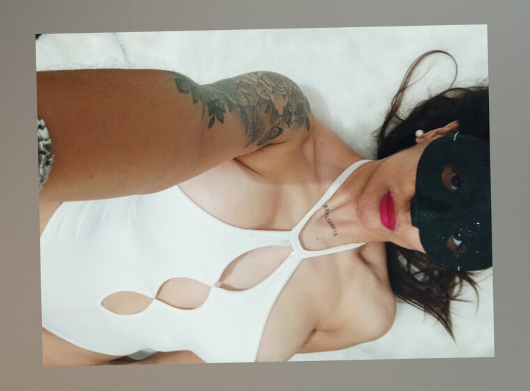 𝗛𝗢𝗧 𝗤𝗨𝗘𝗘𝗡 💋🔥 cover image