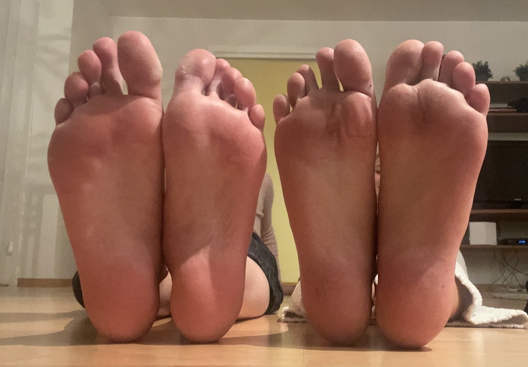 2 girls, 4 feets banner image