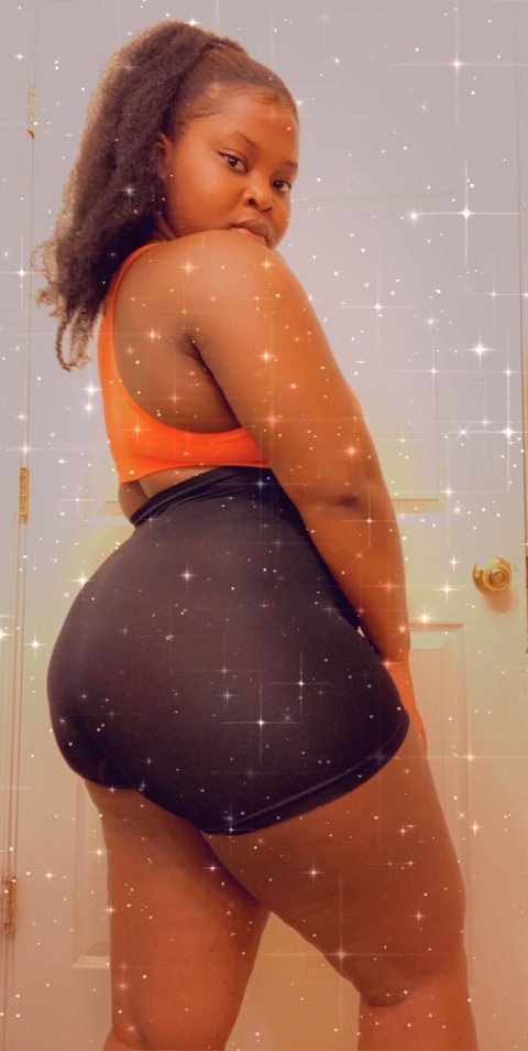 lovelycurvygyal cover image