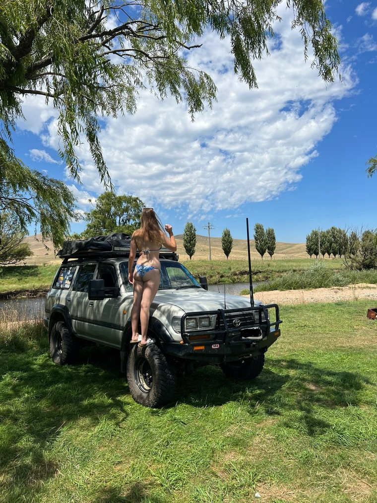 Travelling 4x4 chick banner image