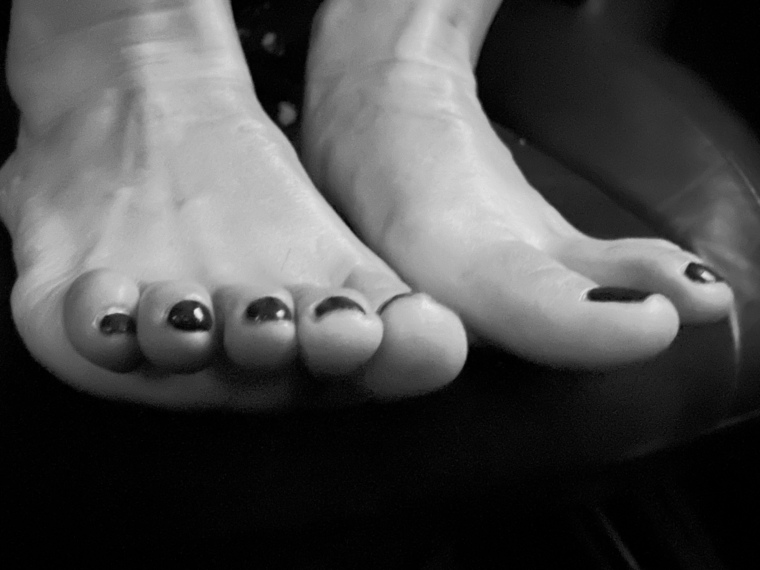Luv_Feet banner image