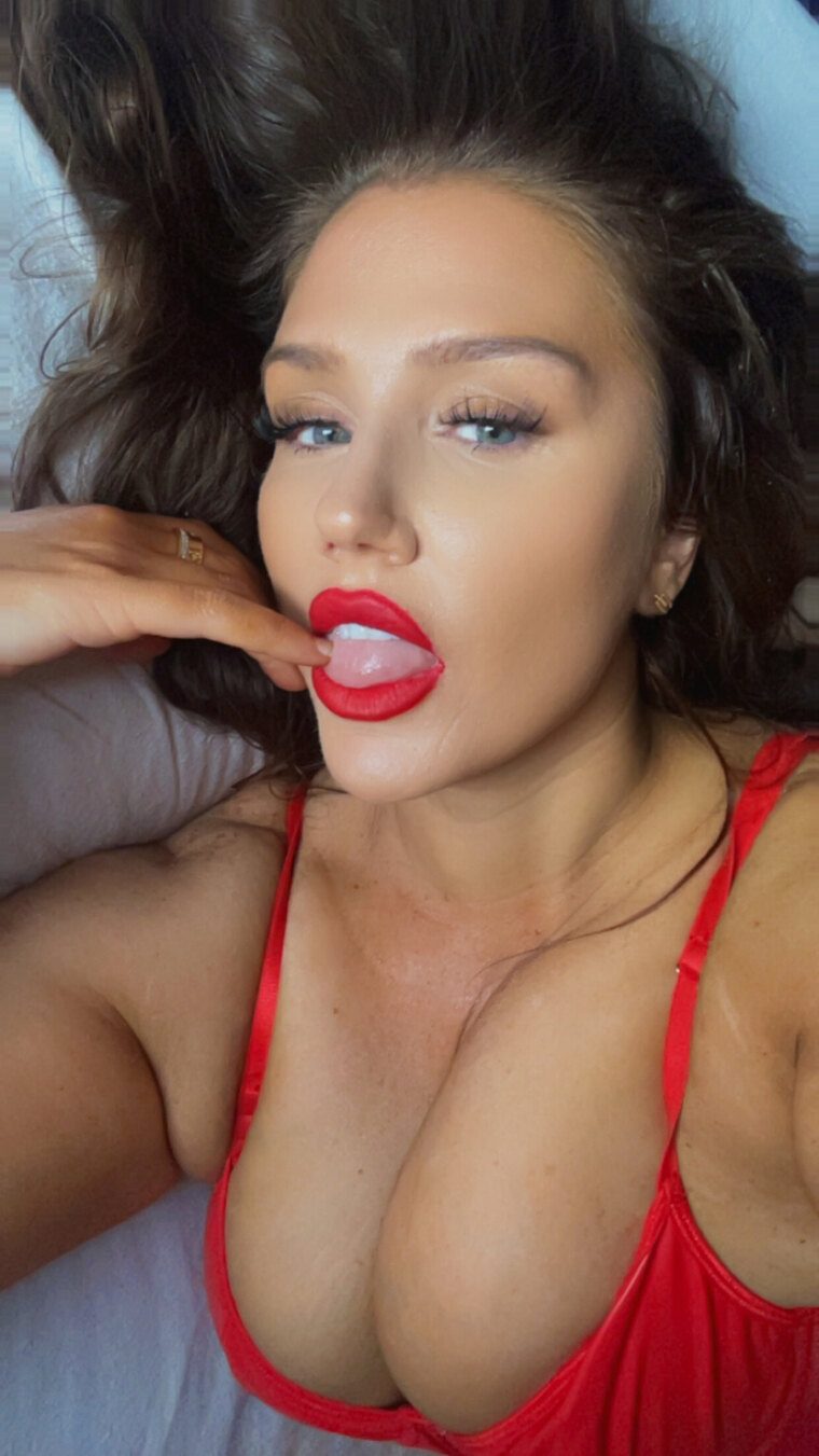 Brunette Bombshell banner image