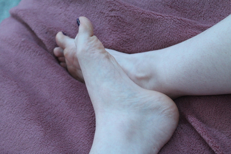 mai's feet pics cover image