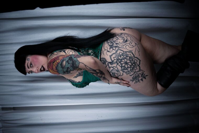 Mamiimaldii Curvy Gothic cover image