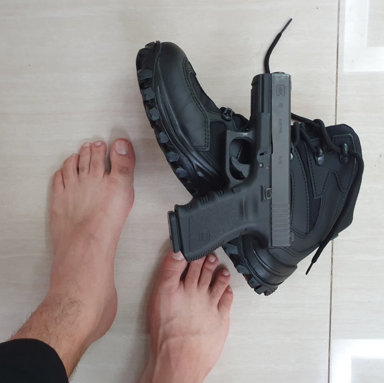 Military Feet / Os pés de um guerreiro cover image