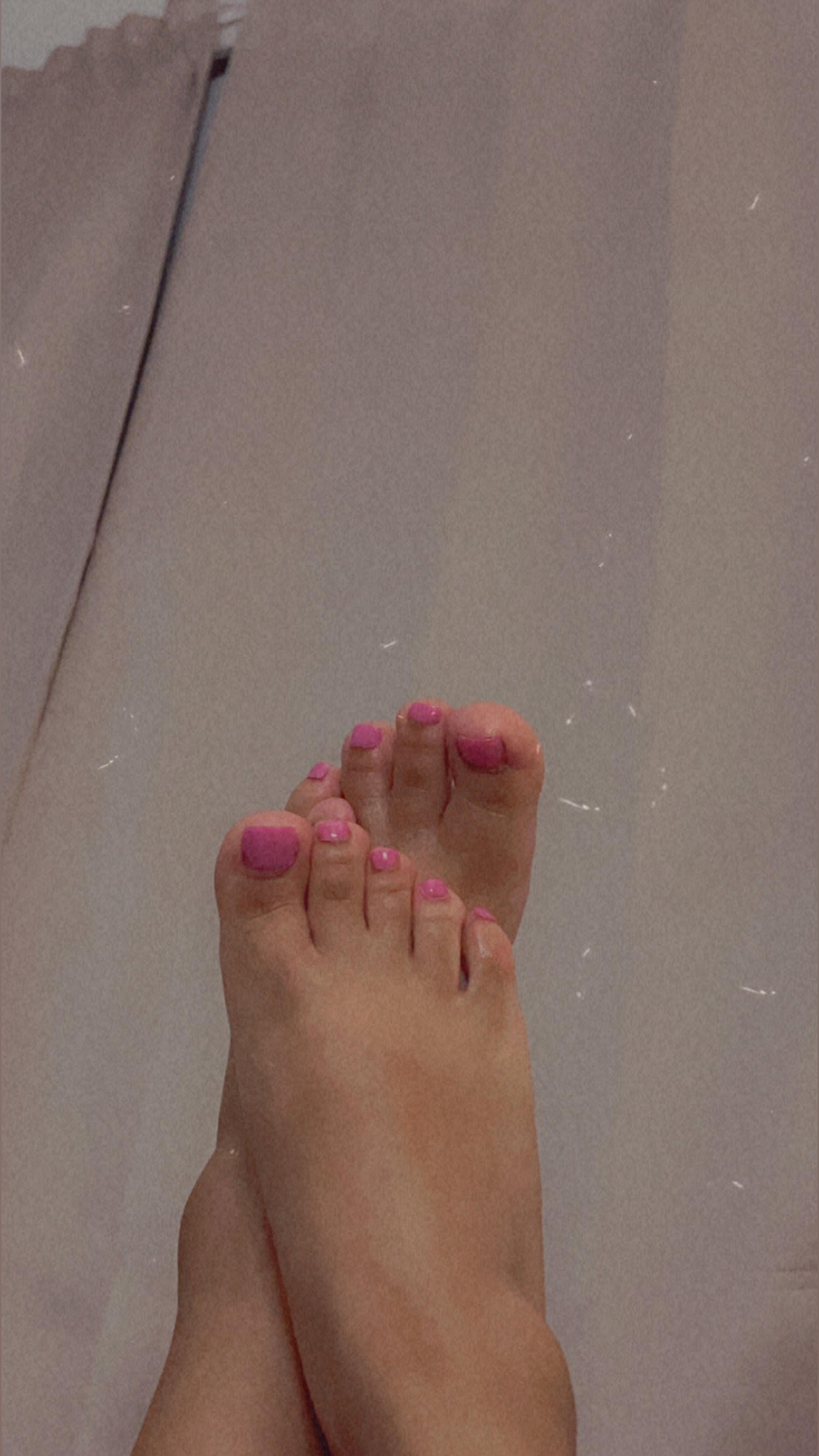 minifeet_xoxo cover image
