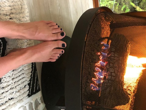 mistletoesandfeet cover image