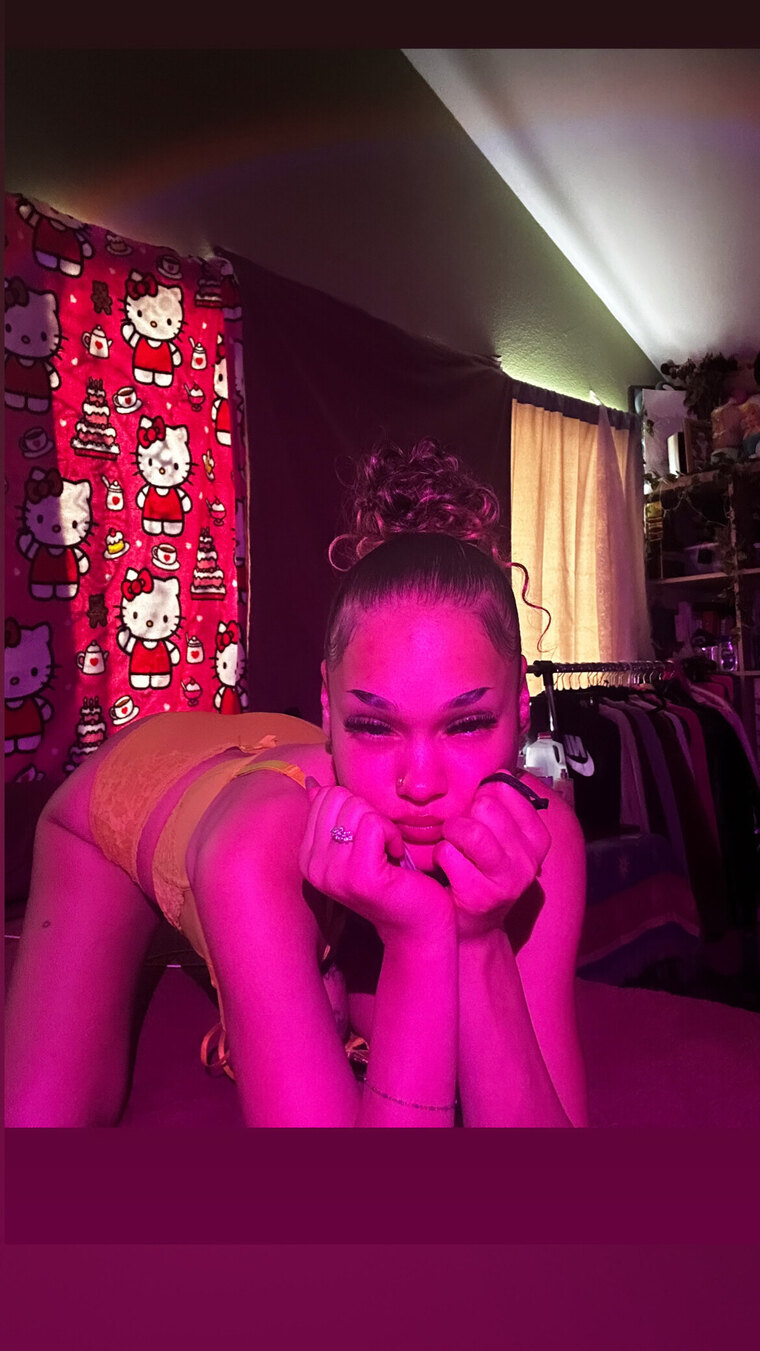 Mo💋 cover image
