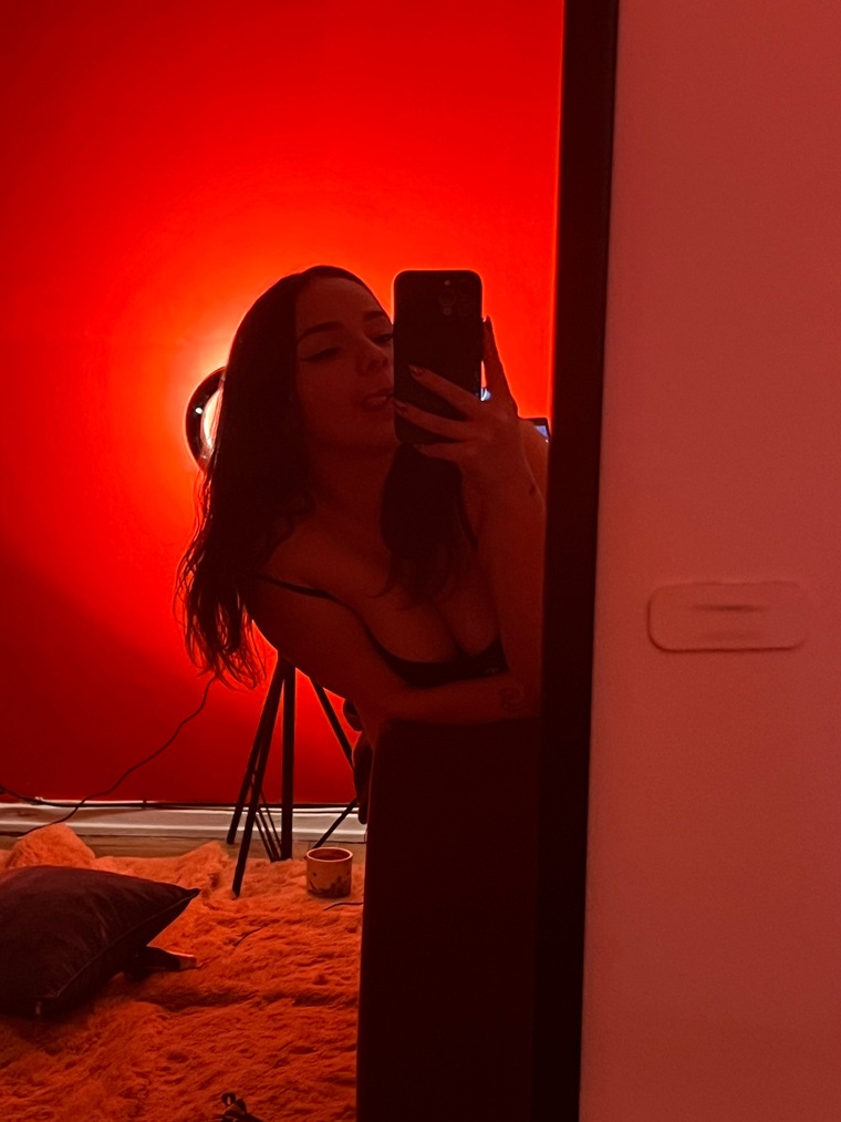 𝒆𝒎𝒆🧘🏼‍♀️ cover image