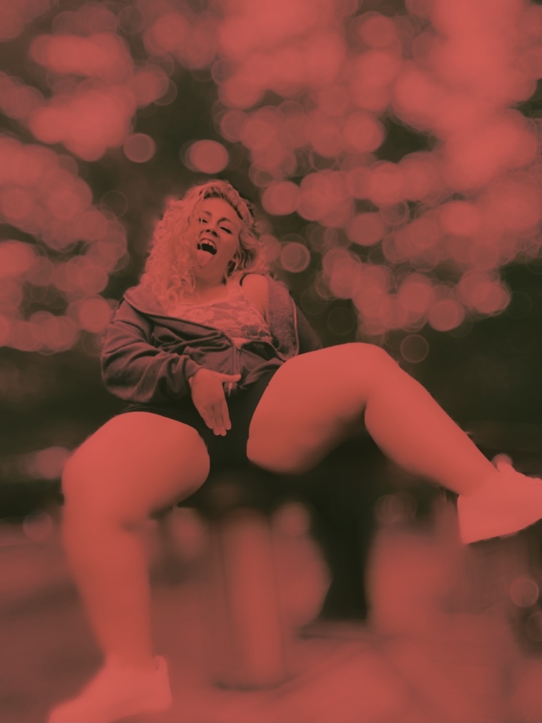 Momma I L F🍑 cover image