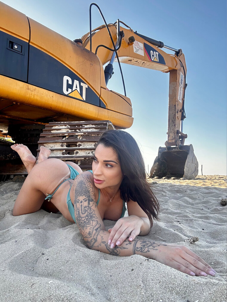 Moni Bertolini 🔥 Free banner image