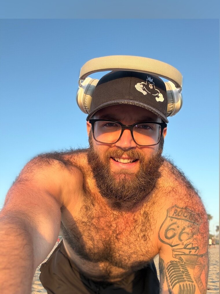 “Muscle Bear 24 🐻💪” cover image
