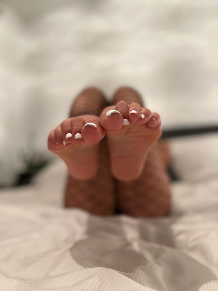 Naughty toes 😈 👠 banner image