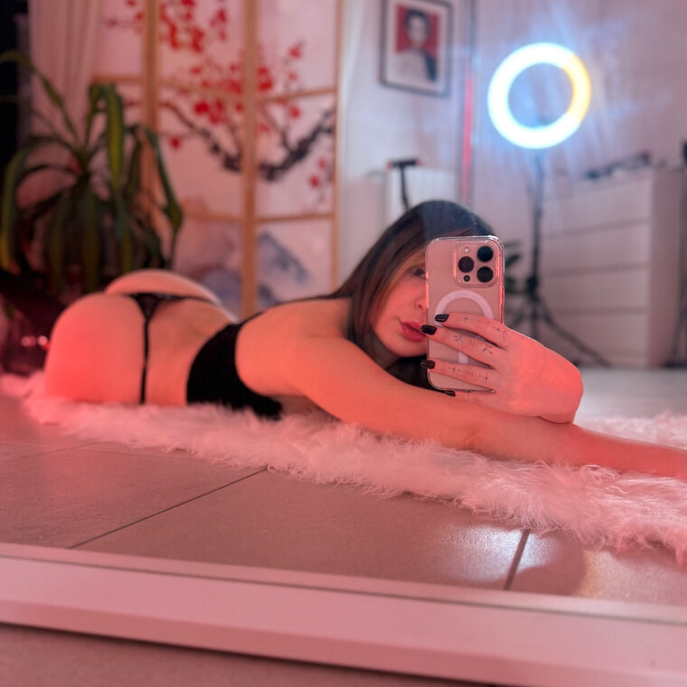 NicolePeachy 🍑 cover image