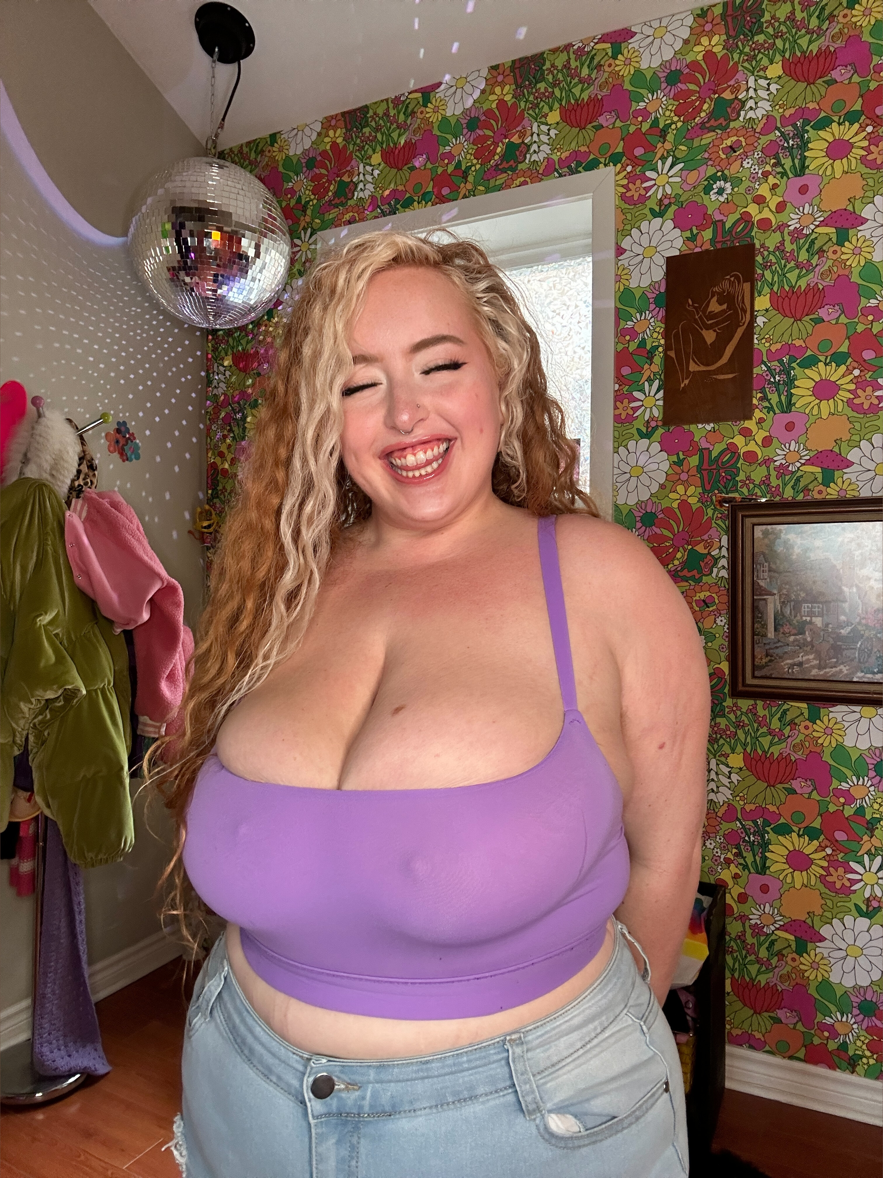 Gwen Adora 🍒 FREE avatar