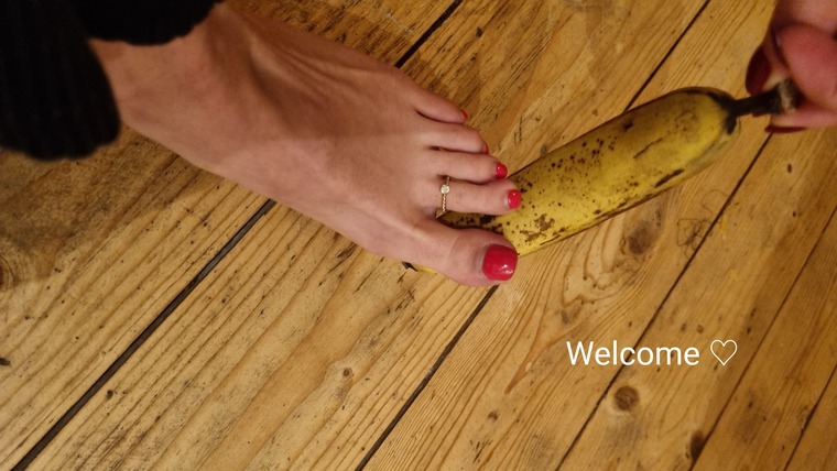 TINY FEET 👣 cover image