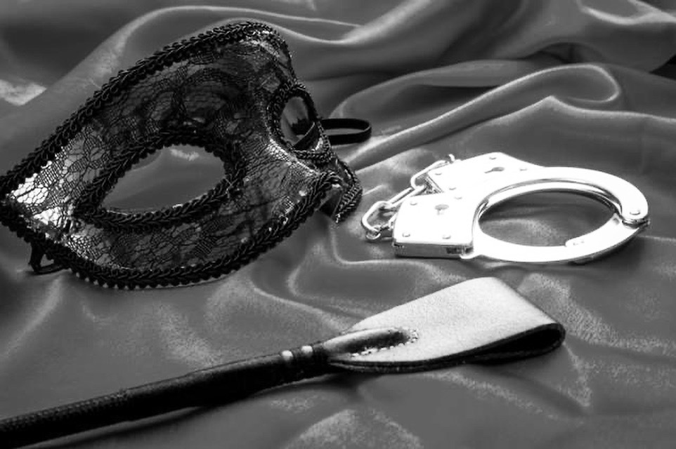 Pareja Oculta banner image