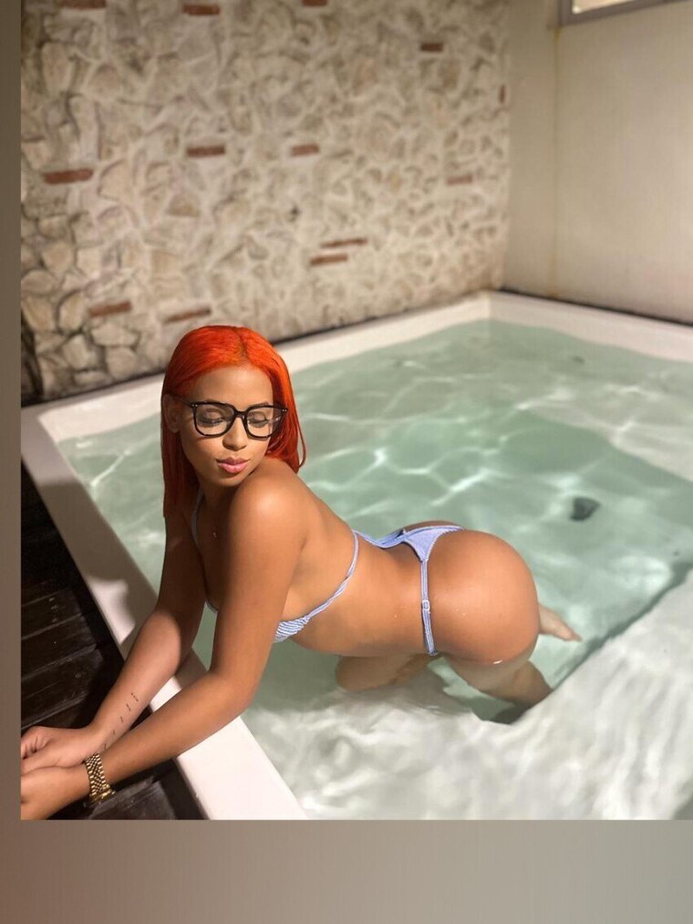 Paula G 🥀 cover image