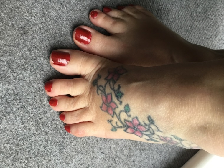 Petite feet uk4 cover image