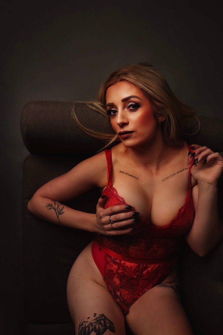 Petite Blonde Mummy banner image