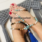 Miss petite yoga feet avatar