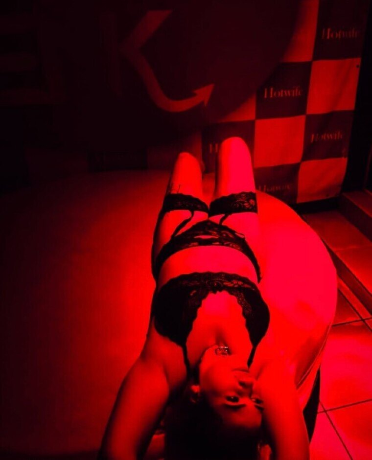 PIMENTINHAHOTWIFE21 cover image