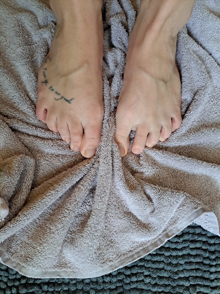 Play with my feet ❤️ banner image