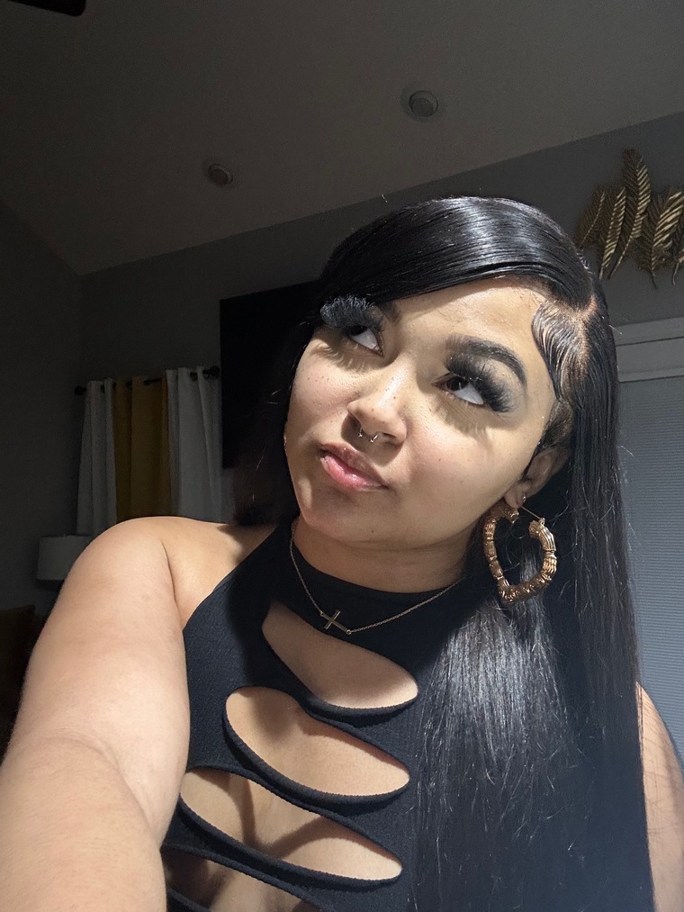 Ariee with the pretty 🦶🏽 cover image