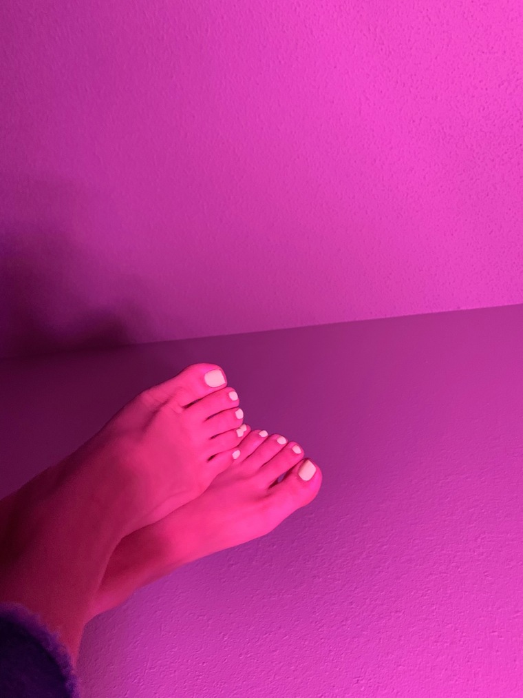 Pretty feet banner image