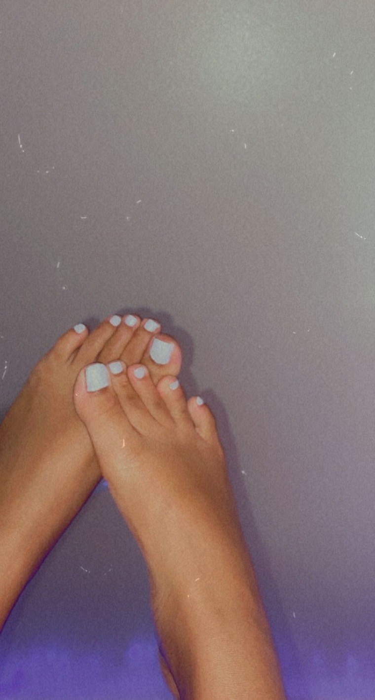 purrty toes 😽 cover image