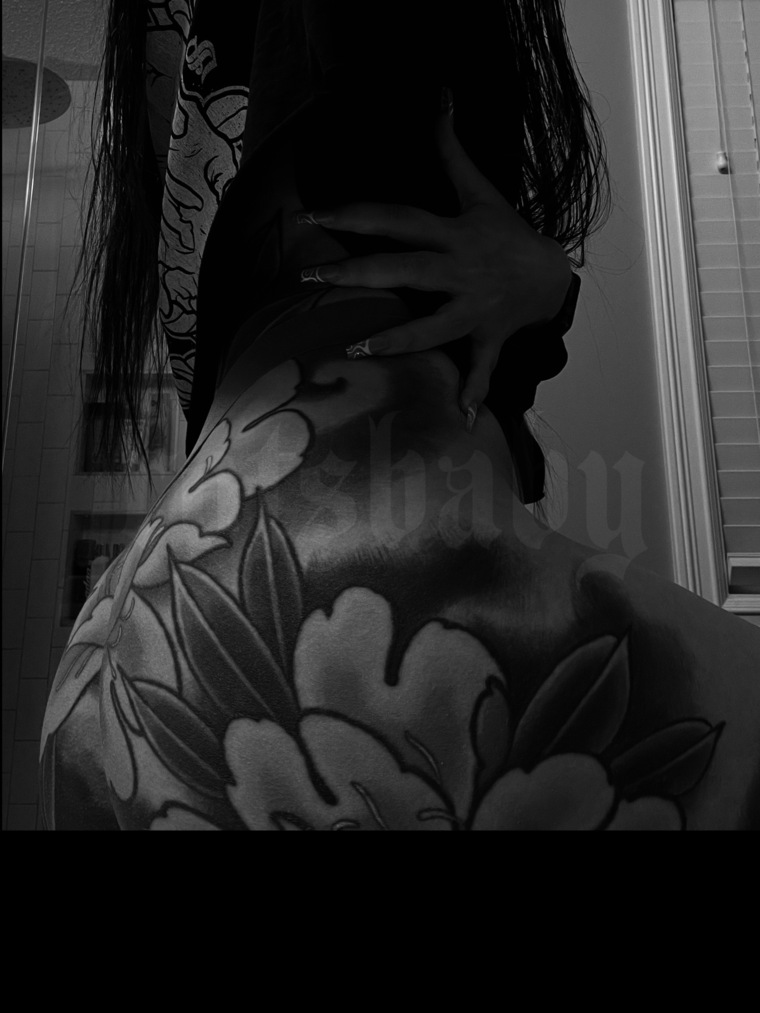 𝖌𝖎𝖗𝖑 𝖜𝖎𝖙𝖍 𝖙𝖍𝖊 𝖘𝖓𝖆𝖐𝖊 𝖙𝖆𝖙𝖙𝖔𝖔🐍 cover image