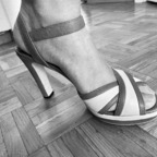 Scares on woman feet avatar