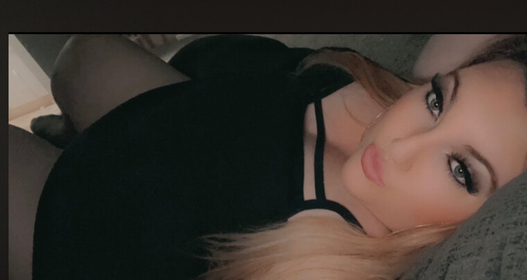 Sexy blonde BBW banner image