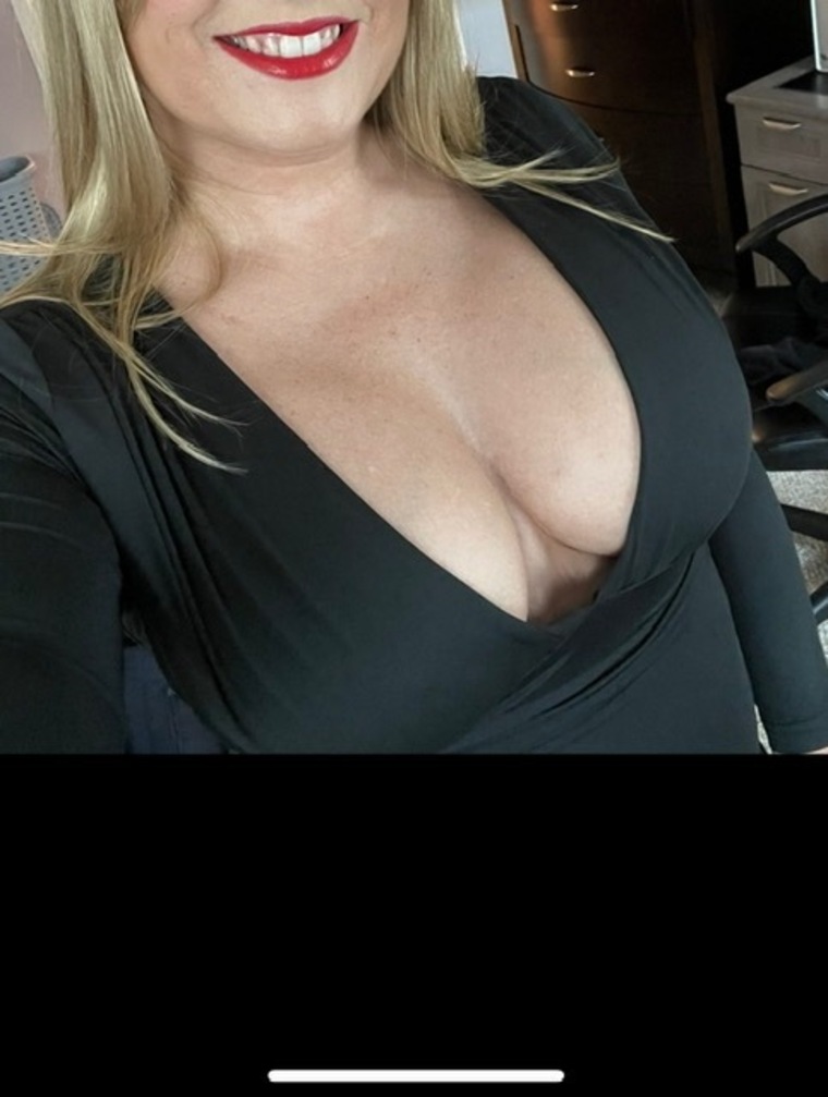 Sexxyhotwife0690 cover image