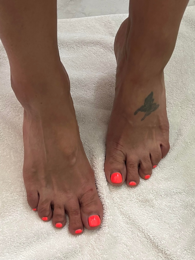 Mommasprettyfeet cover image